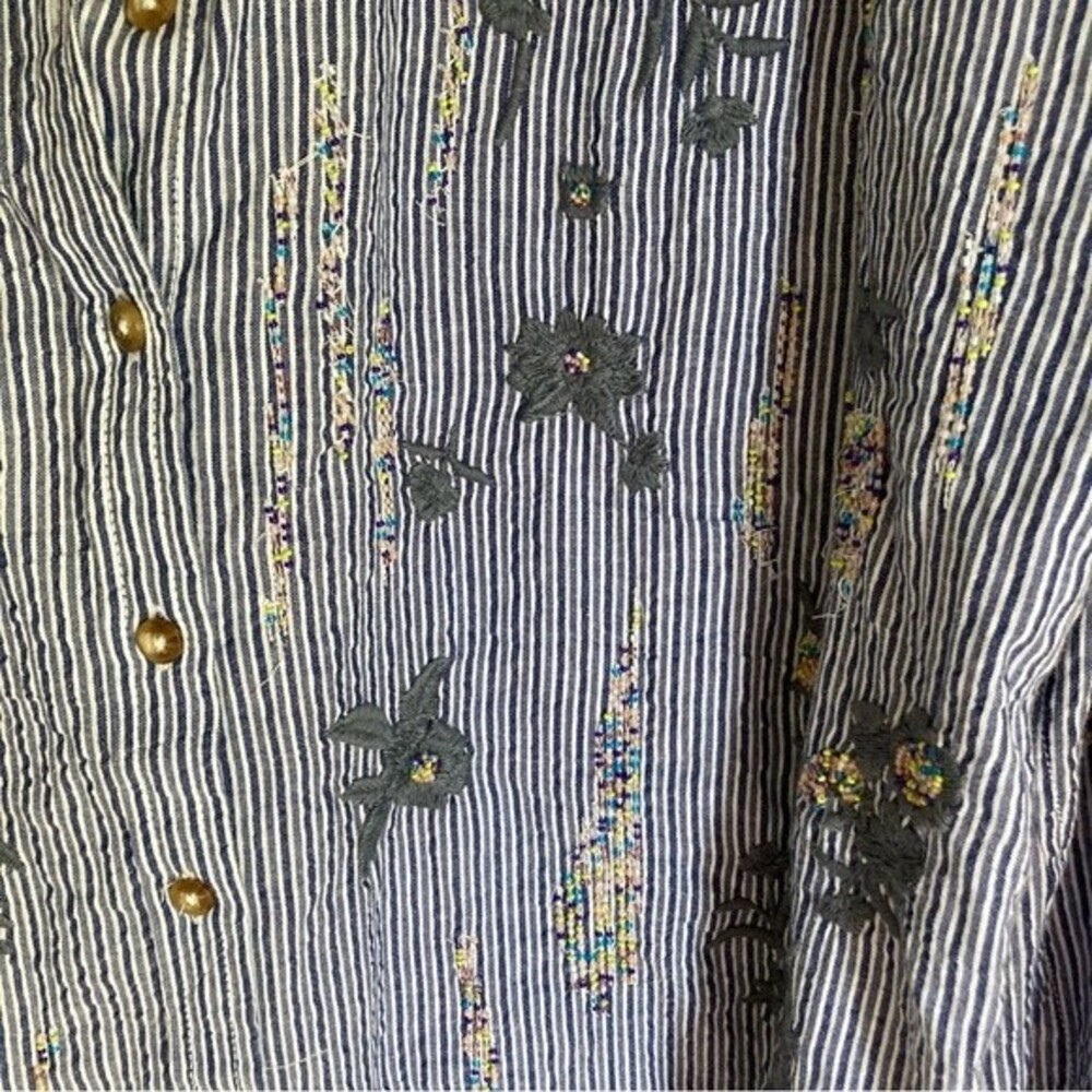 Pilcro Anthropologie Women’s Embroidered Buttondown size Small. NWT! Runs large - Picture 12 of 14